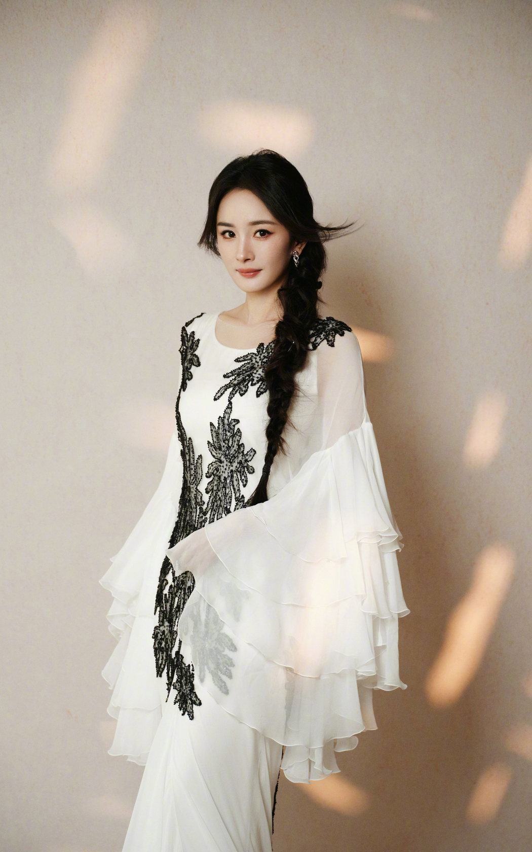 杨幂白裙高清美图，4K竖屏手机壁纸，2400x3840分辨率下载