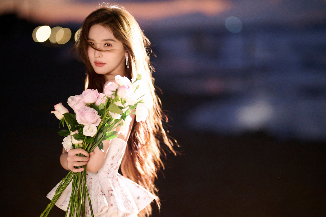 章若楠粉色玫瑰4K超清美女壁纸，3840x2560高清下载