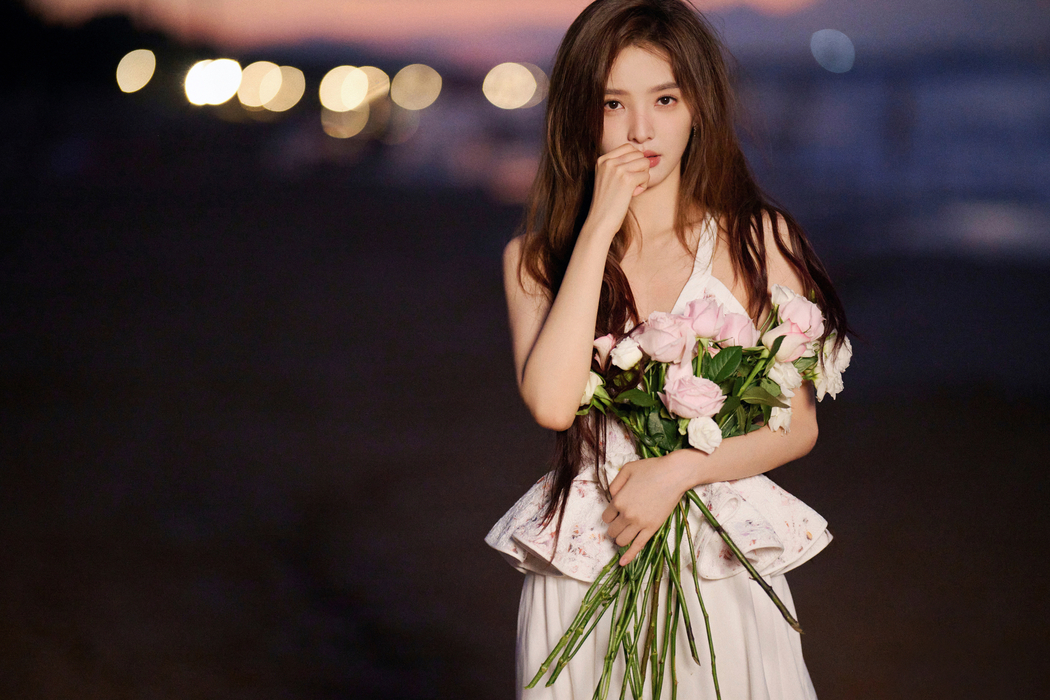 章若楠粉色玫瑰4K超清美女壁纸，3840x2560高清下载