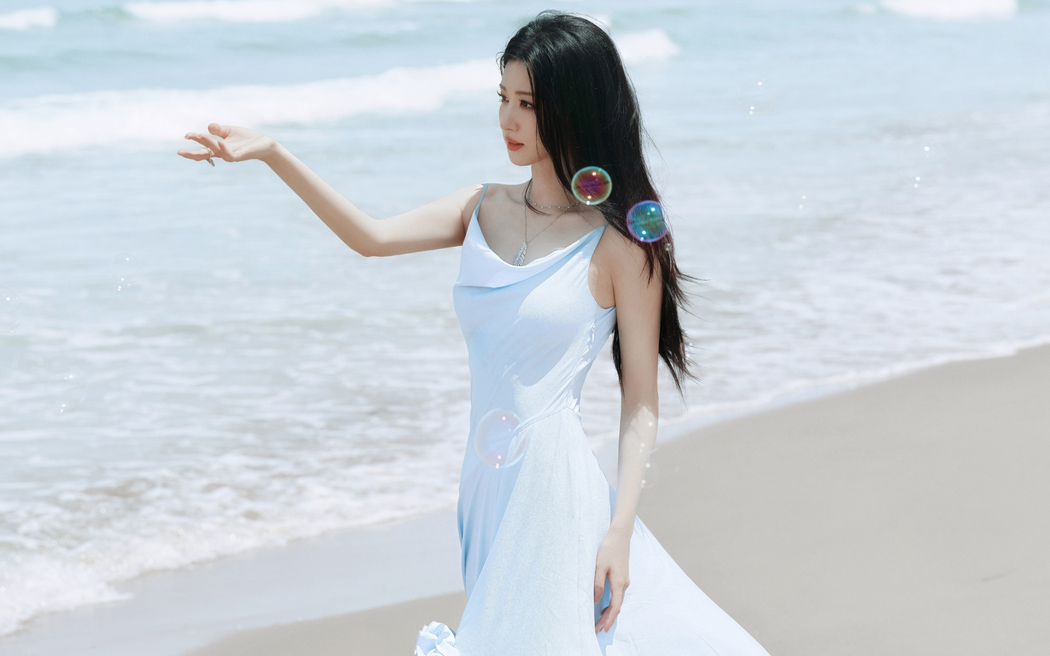 海边美女王楚然，蓝色裙装4K超清壁纸，3840x2400分辨率下载