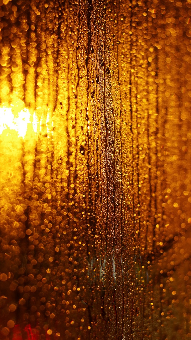 高清PNG玻璃窗雨珠配黄色灯光背景元素，透明图片素材下载