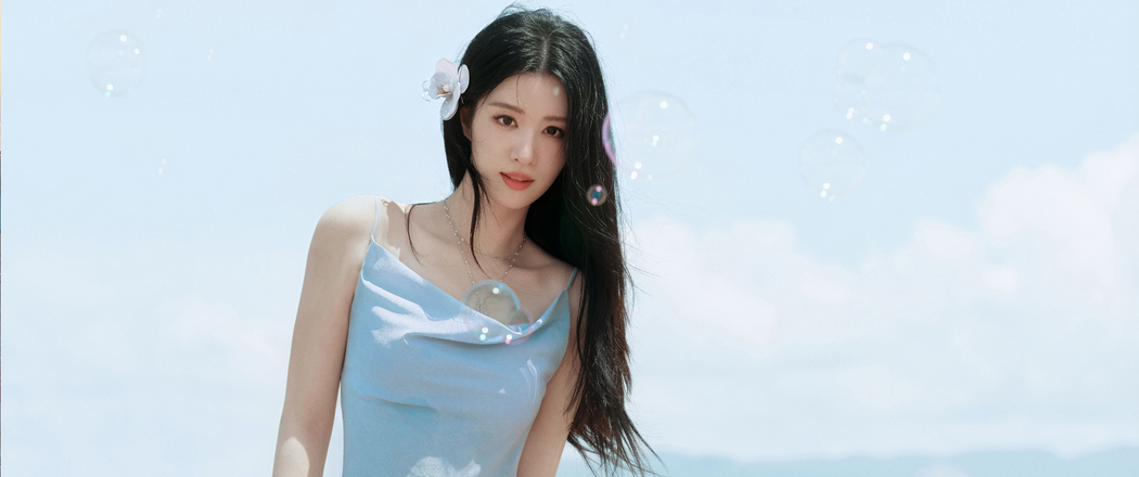 王楚然海边蓝裙美照，4K高清带鱼屏壁纸3440x1440下载