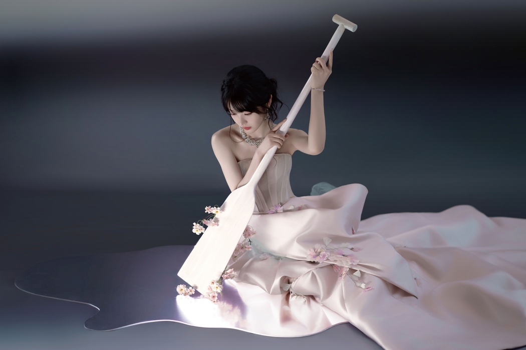 田曦薇粉色长裙划船唯美4K高清壁纸 3840x2560 下载