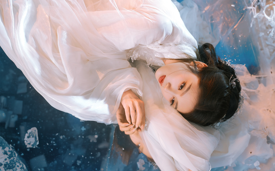 白色古风服美女何瑞贤 4K高清壁纸 3840x2400 下载