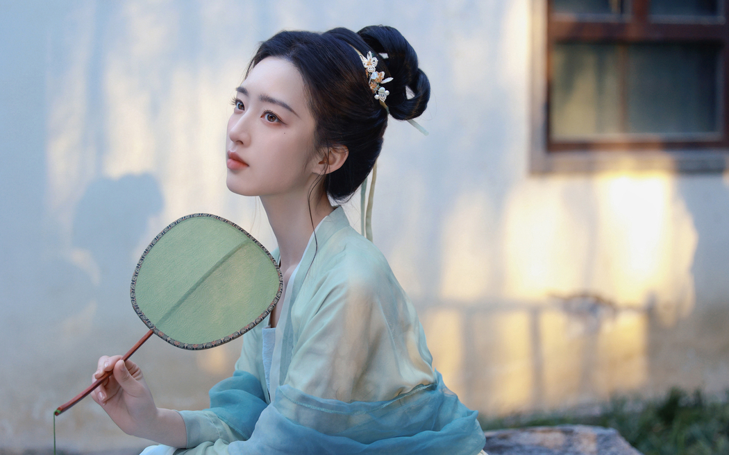古风美女邓恩熙手执小扇子 4K超清壁纸 3840x2400高清下载