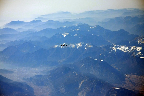 蓝色大山云雾高清PNG透明背景风景素材下载