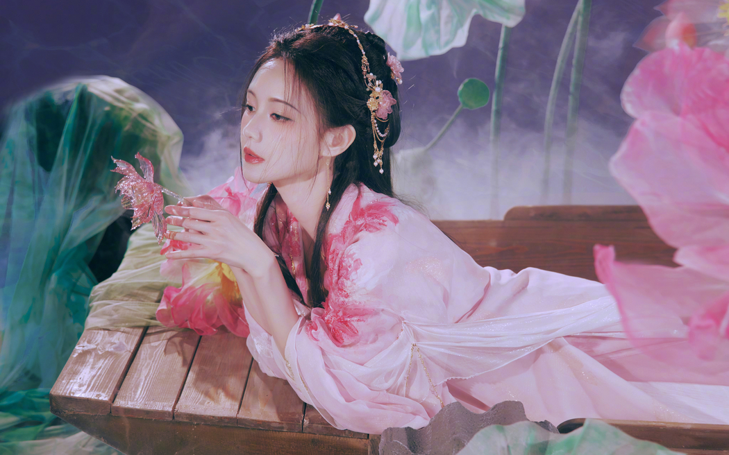 李一桐古风荷花4K超清美女壁纸 3840x2400 下载