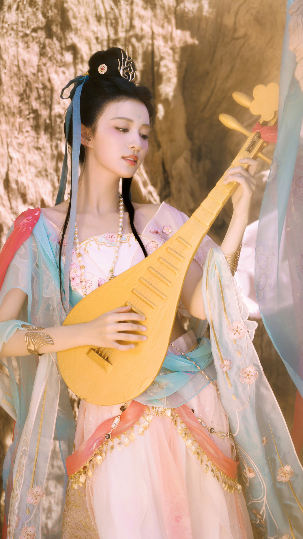 古风敦煌美女王楚然琵琶4K超清手机壁纸下载 2160x3840