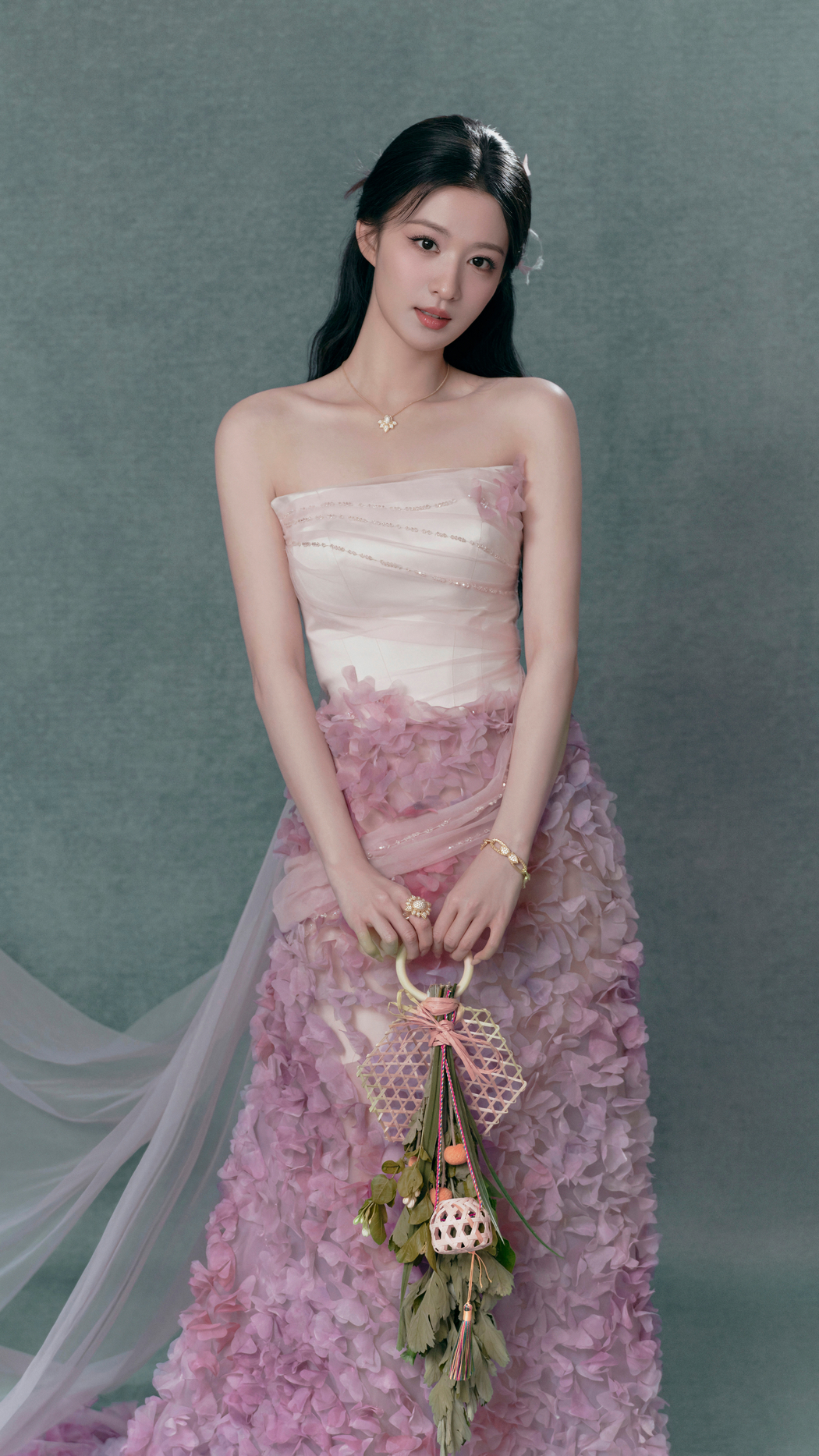 王楚然紫色花瓣裙美照，4K竖屏手机壁纸高清下载 2160x3840