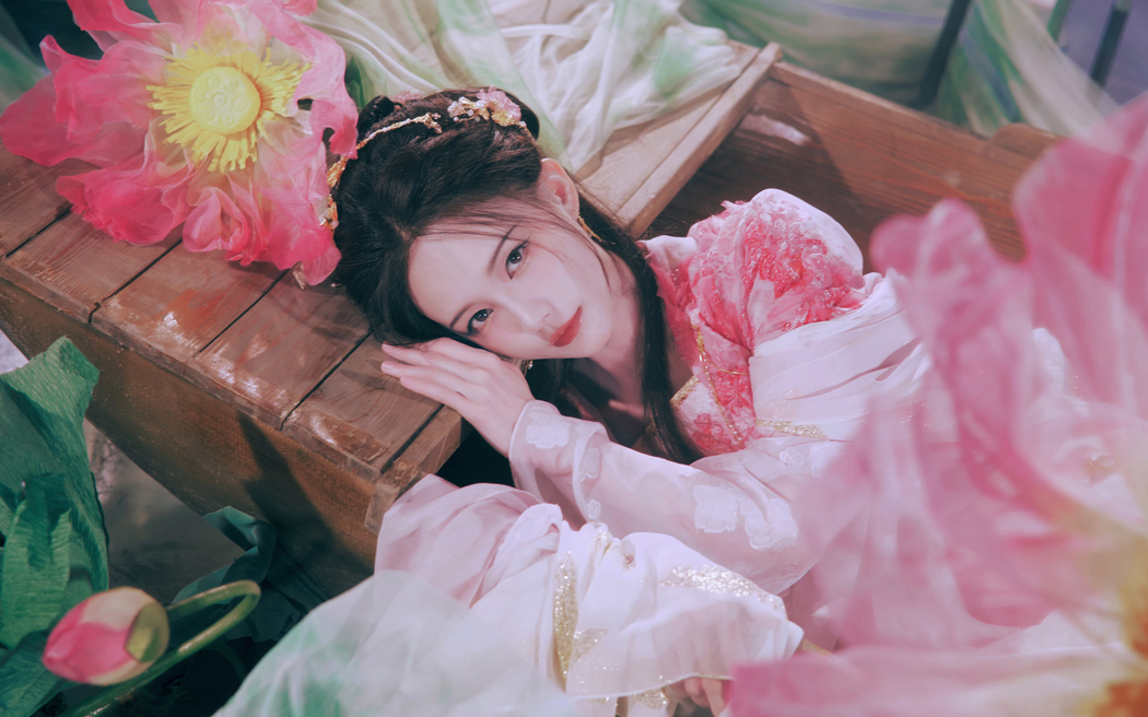 古风美女李一桐 唯美荷花4K高清壁纸 3840x2400 下载