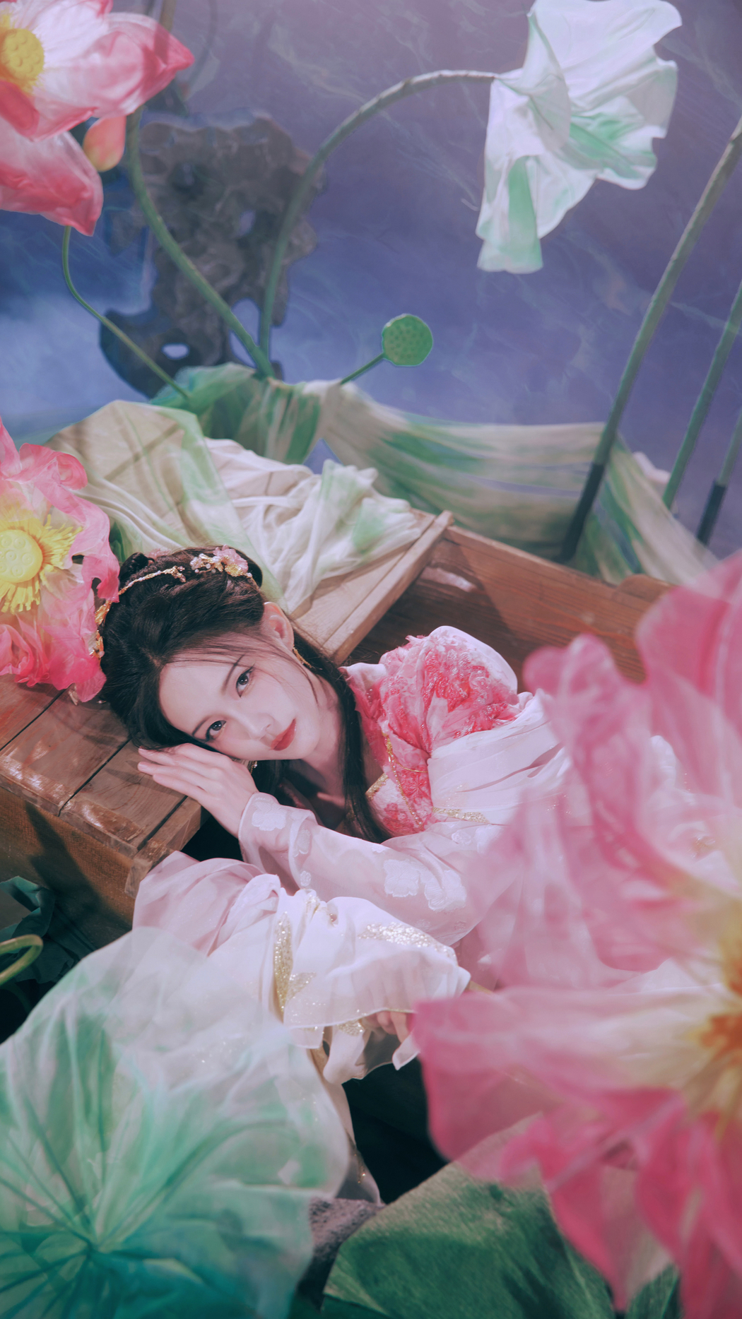 古风美女李一桐与唯美荷花 4K竖屏手机壁纸 高清2160x3840 下载