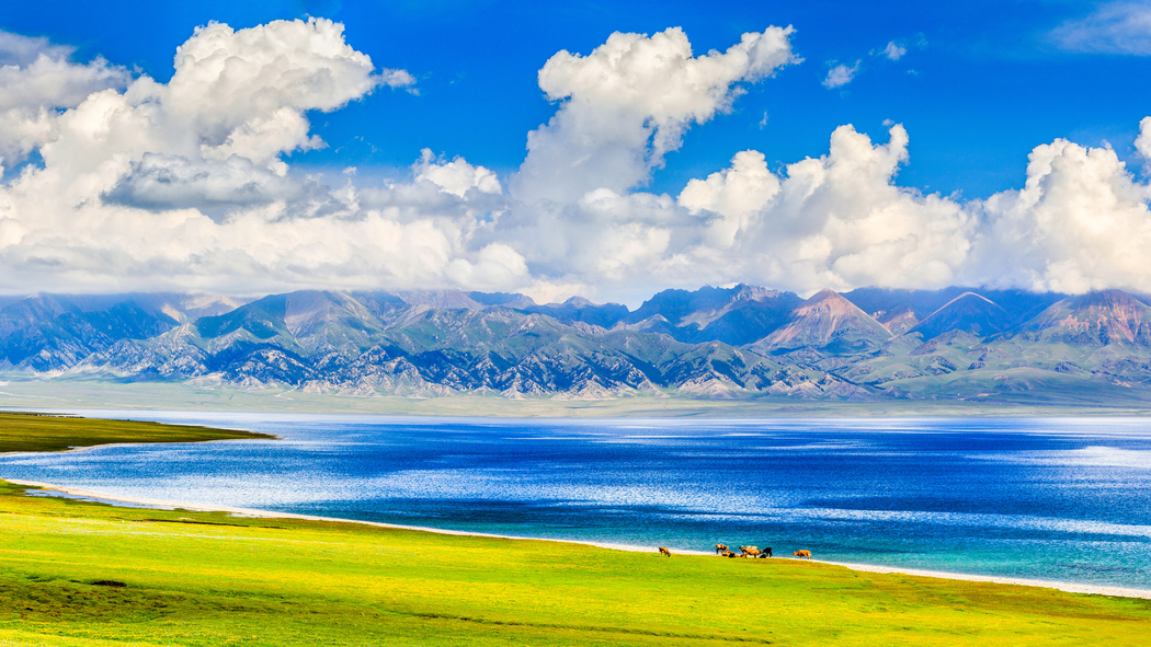 赛里木湖夏日4K高清壁纸下载，分辨率3840x2160