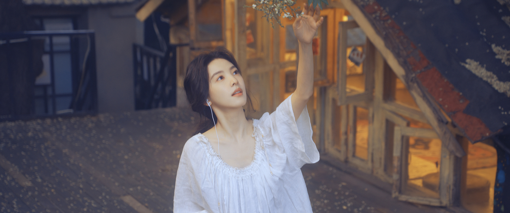 章若楠白色裙装4K高清壁纸，3440x1440带鱼屏美女图片下载