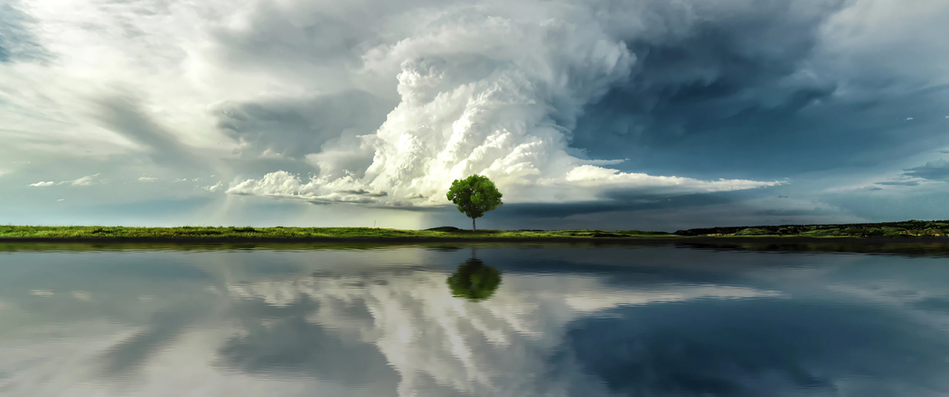 4K高清壁纸，云奇观与树影倒映湖泊，带鱼屏3440x1440风景图片下载