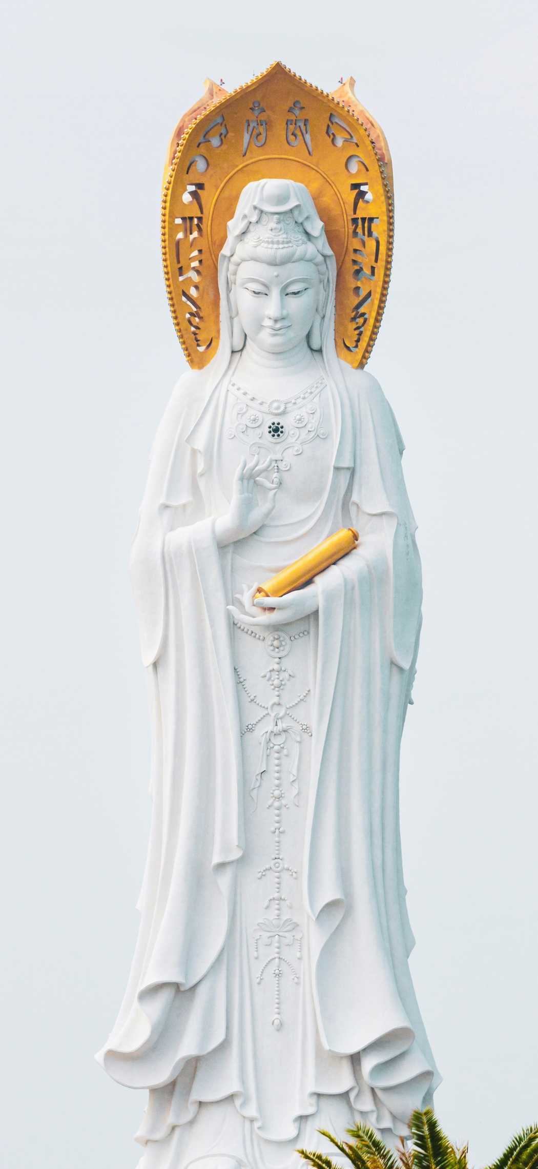 观音塑像竖屏4K超清手机壁纸 2132x4632 免费下载