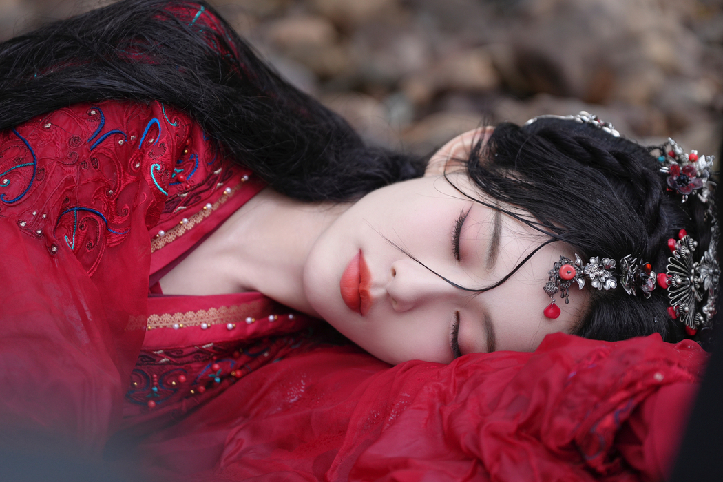 红色古风美女孟子义 4K高清壁纸 下载（4034x2689）