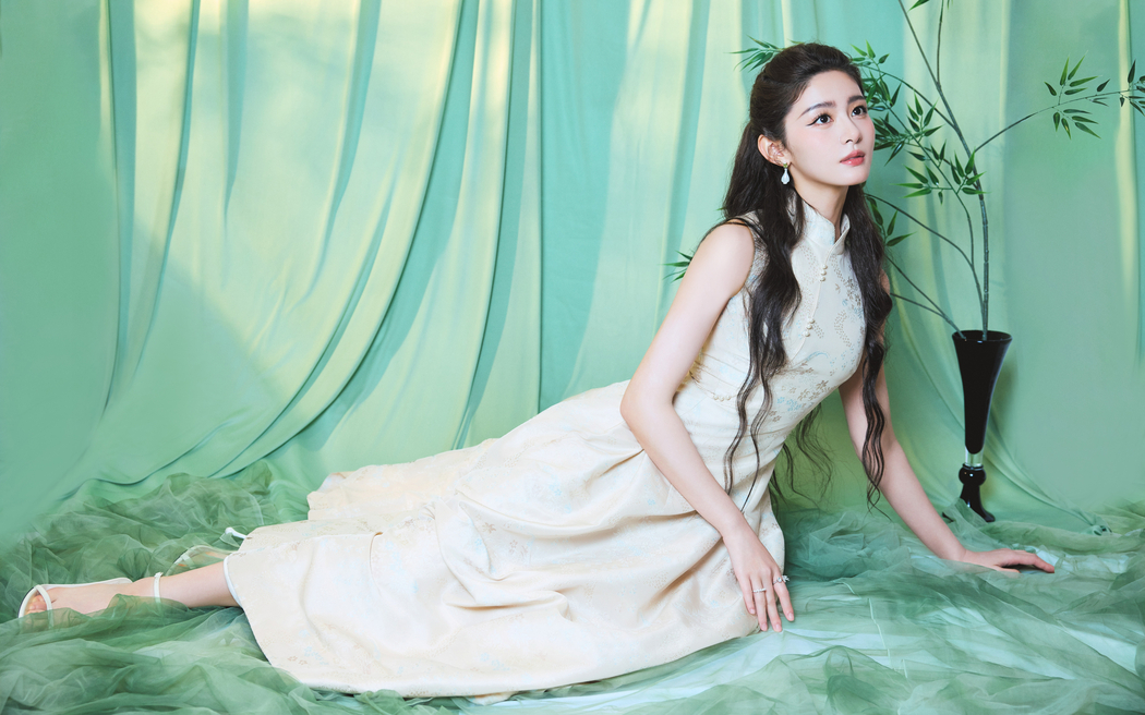 赵晴4K高清壁纸，清新靓丽白裙美女，3840x2400分辨率下载