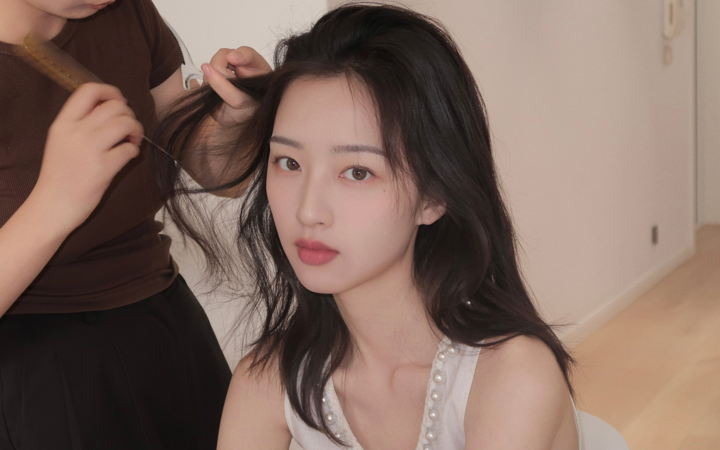 邓恩熙梳妆4K高清壁纸，3840x2400美女图片下载