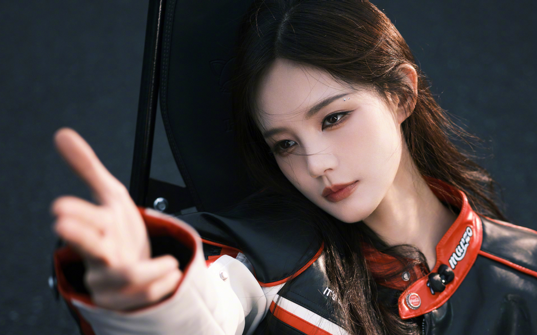 机车女神李一桐 4K超清壁纸 3840x2400高清下载