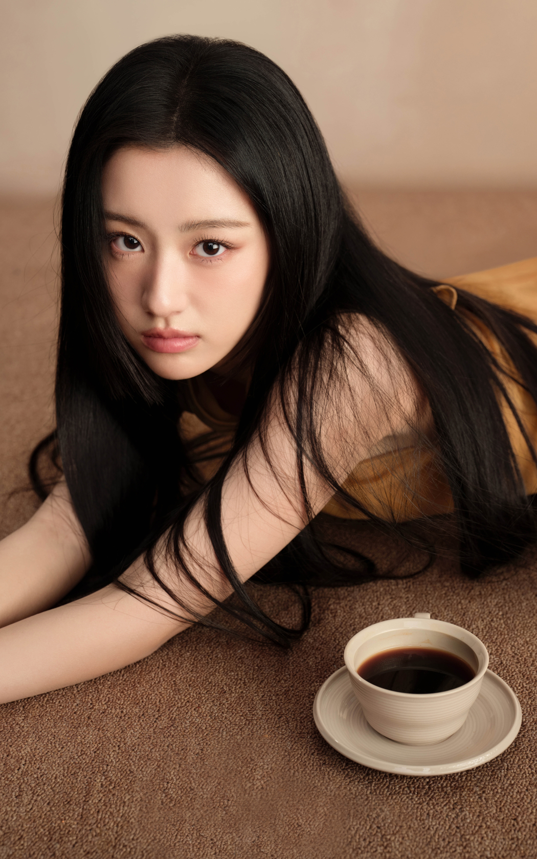 黑色长发美女高清竖屏4K手机壁纸，2400x3840分辨率，免费下载