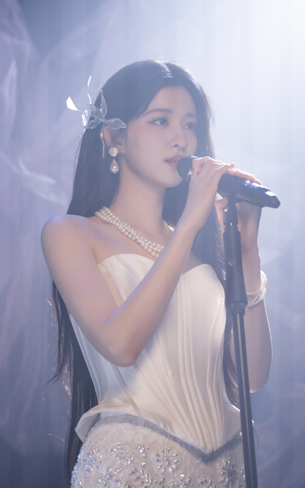 王楚然星河倩影，白色裙装4K竖屏手机壁纸，2400x3840高清下载