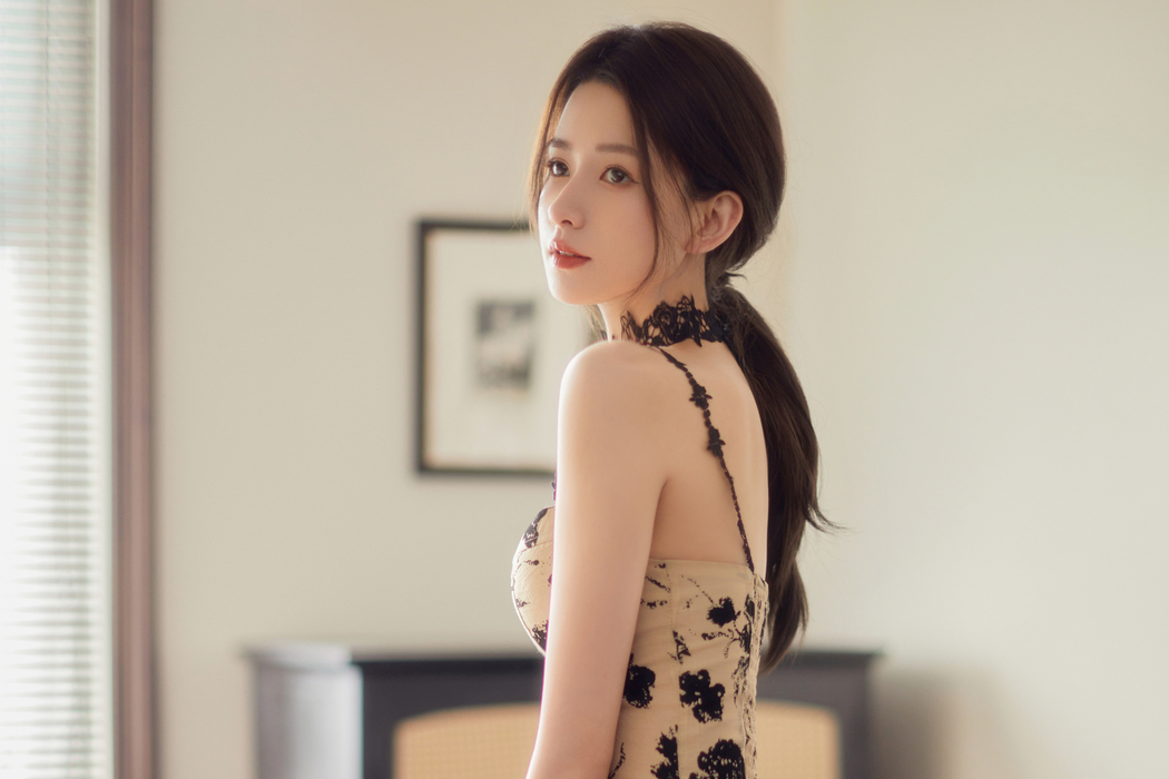 长发侧颜女神王秋紫 4K超清壁纸 3840x2560 高清下载