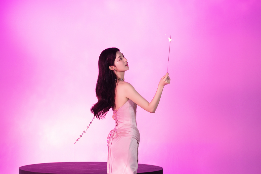 王楚然粉色背影4K高清壁纸，3840x2560美女图片下载
