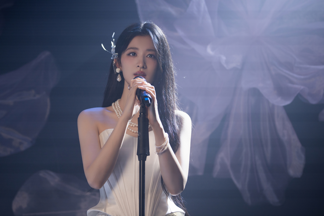 王楚然白色裙子4K高清壁纸，星河予你，3840x2560分辨率美女图片下载