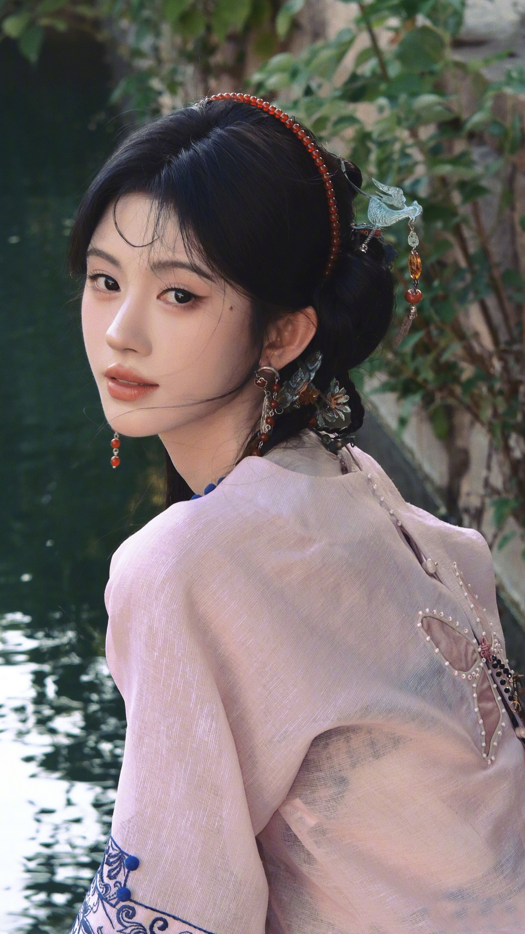 鞠婧祎绝美回眸，4K竖屏高清手机壁纸2160x3840下载