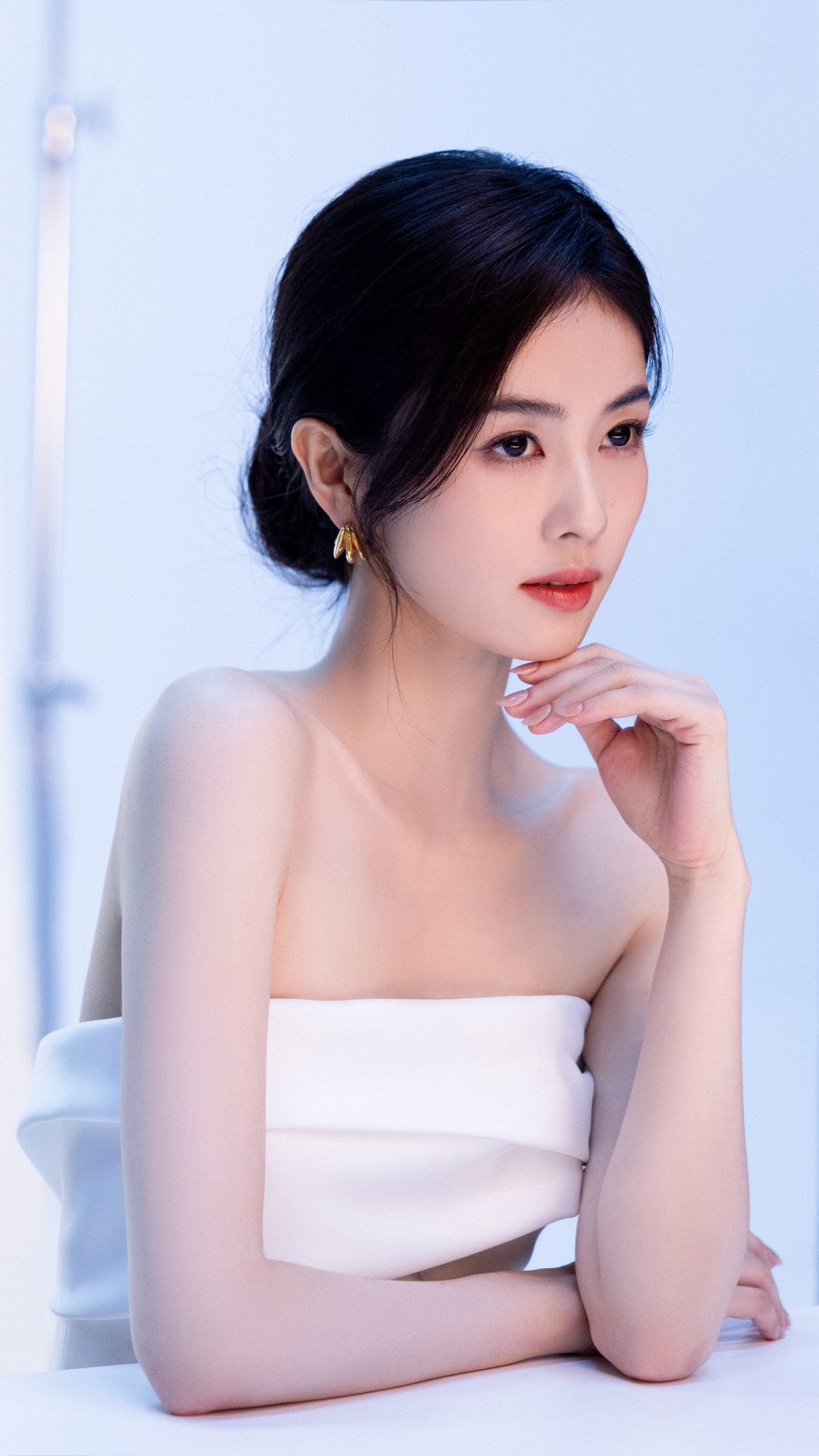 白鹿身着白色礼服4K竖屏高清手机壁纸（2160x3840）免费下载