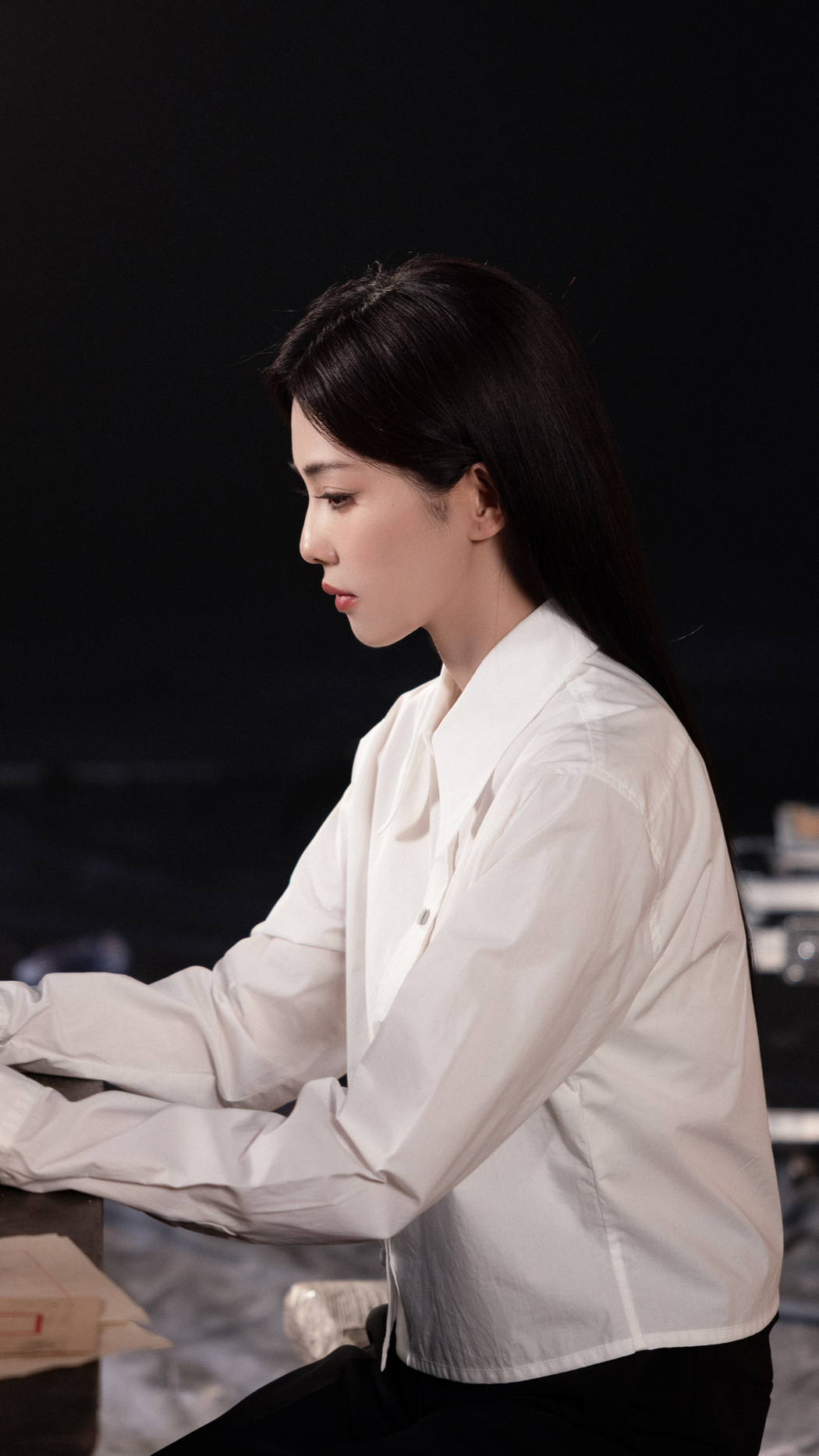 白鹿绝美侧脸4K竖屏高清手机壁纸（2160x3840）免费下载