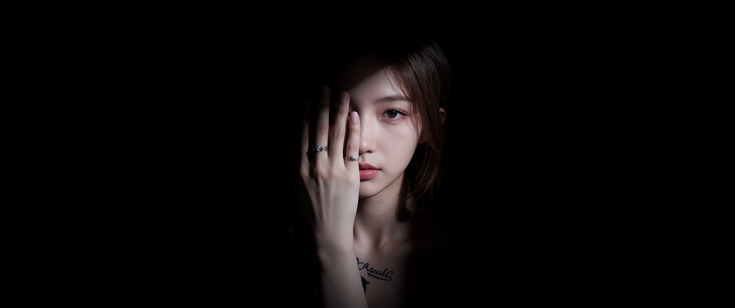 4K动漫高清壁纸，暗黑背景下光影美女半遮脸（3440x1440带鱼屏适用）