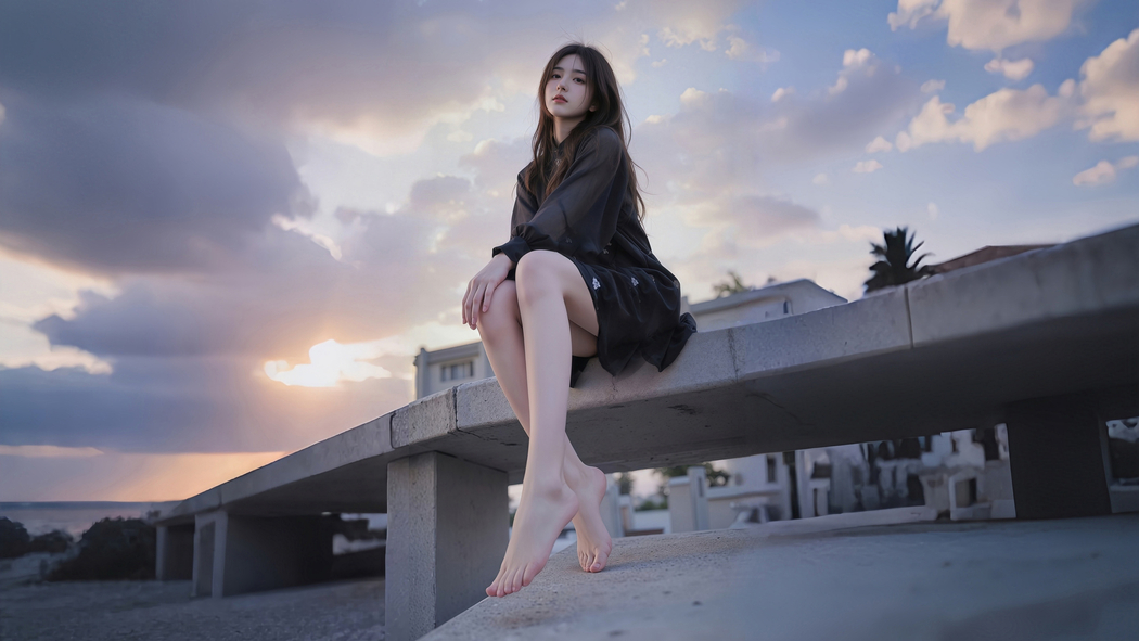 4K高清，夕阳余晖下仰拍黑裙美女壁纸3840x2160下载