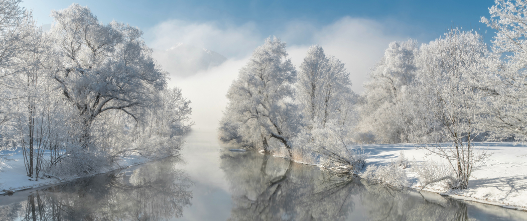 4K高清3440x1440带鱼屏壁纸，冬日雪景中树木、河流倒影的自然绝美风景下载