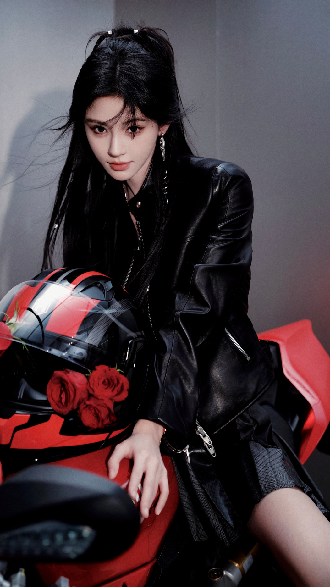鞠婧祎与红色机车美女4K竖屏高清手机壁纸2160x3840下载
