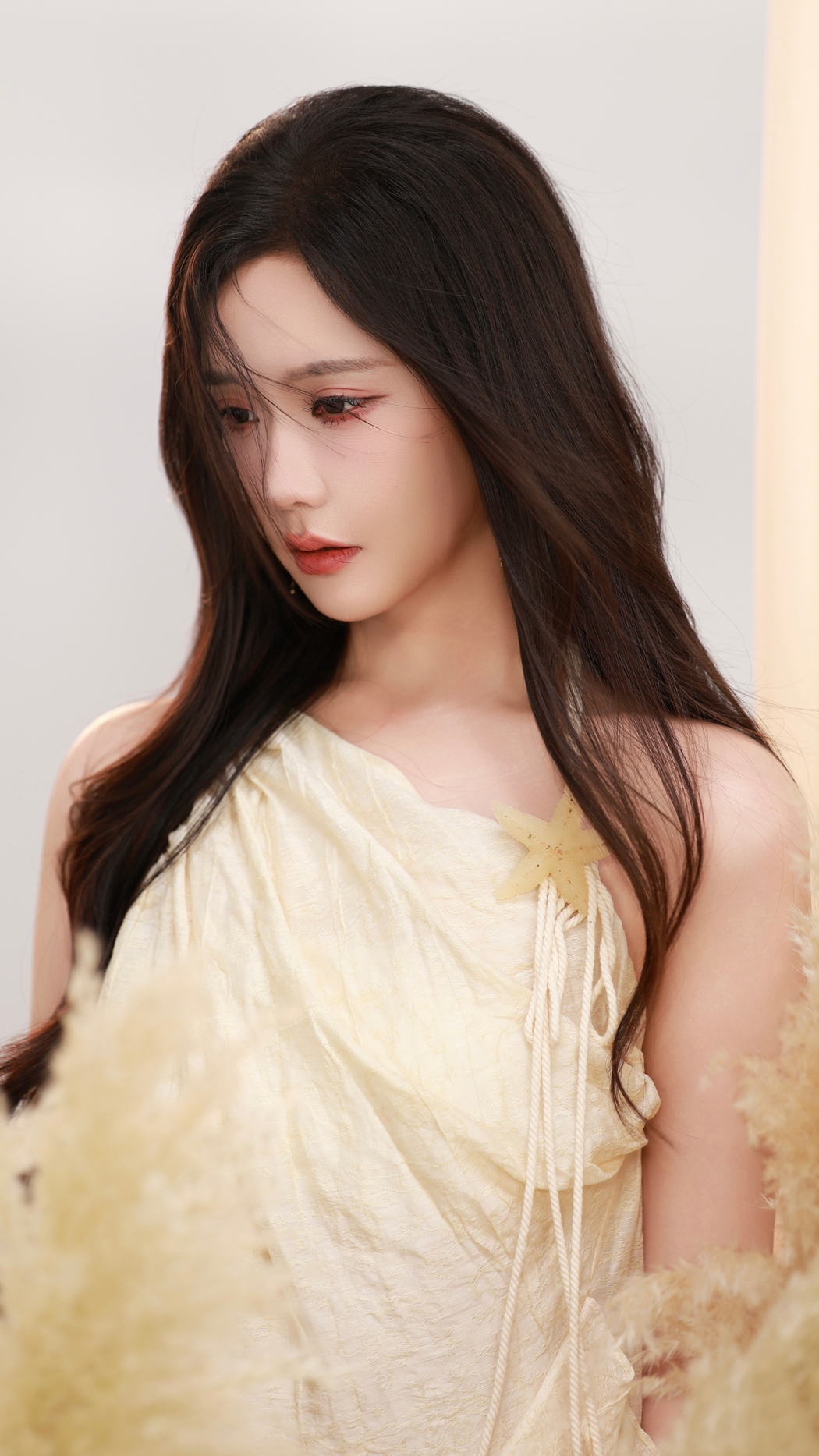 王艺瑾长发倩影4K竖屏高清手机壁纸（2160x3840）下载