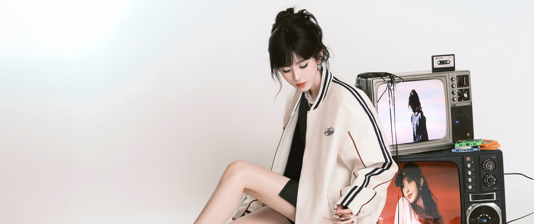 鞠婧祎复古风电视机前4K高清3440x1440带鱼屏美女壁纸下载