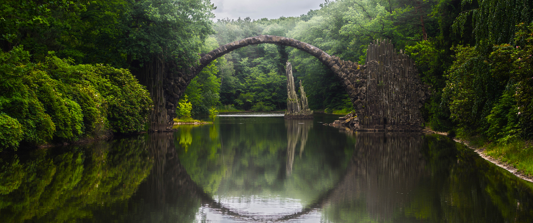 4K高清3440x1440带鱼屏壁纸，森林河流石拱桥与山水倒影的自然风景