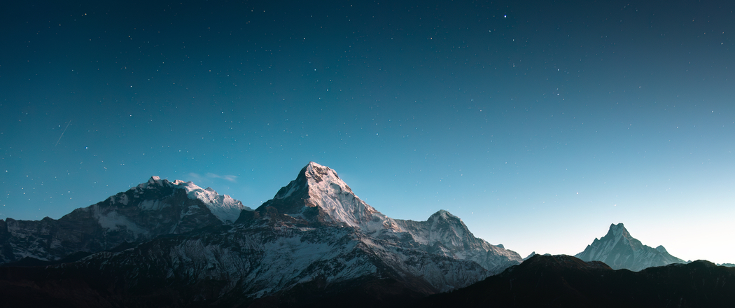 4K高清3440x1440带鱼屏，雪山夜景与璀璨星星风景壁纸下载
