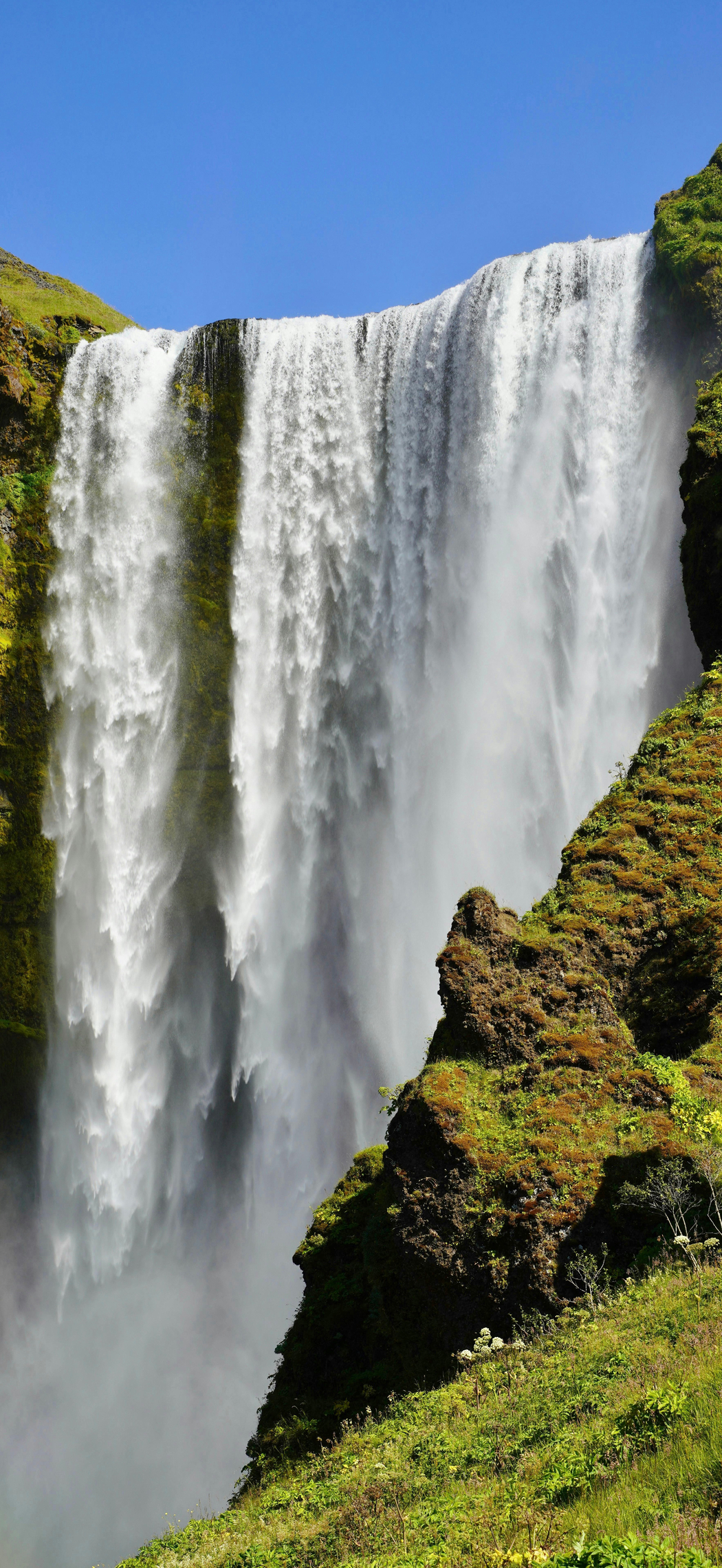 壮观瀑布4K超清手机壁纸，1768x3840高清风景图下载