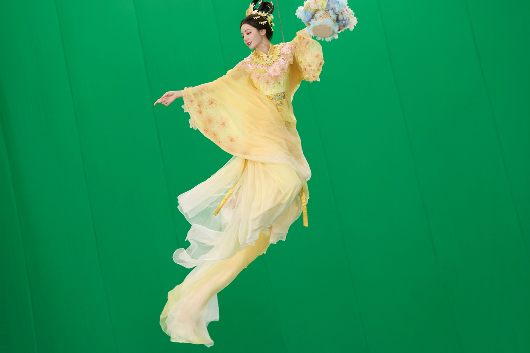 迪丽热巴中秋佳节天女散花造型，4K高清绿色背景壁纸3840x2560下载