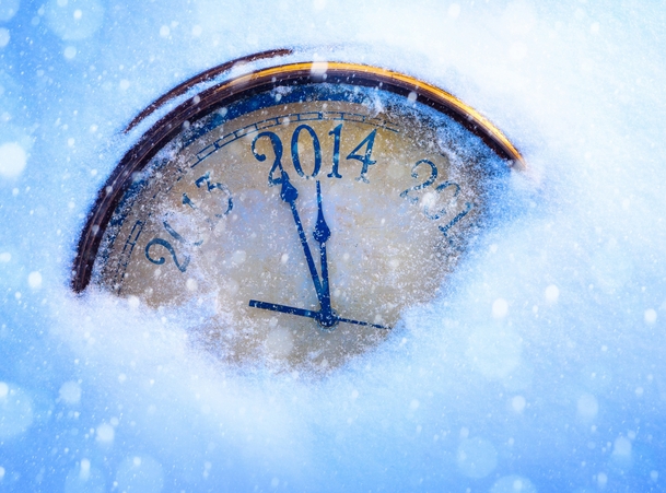 雪中隐现的黄色钟表高清PNG透明背景抽象梦幻设计素材下载