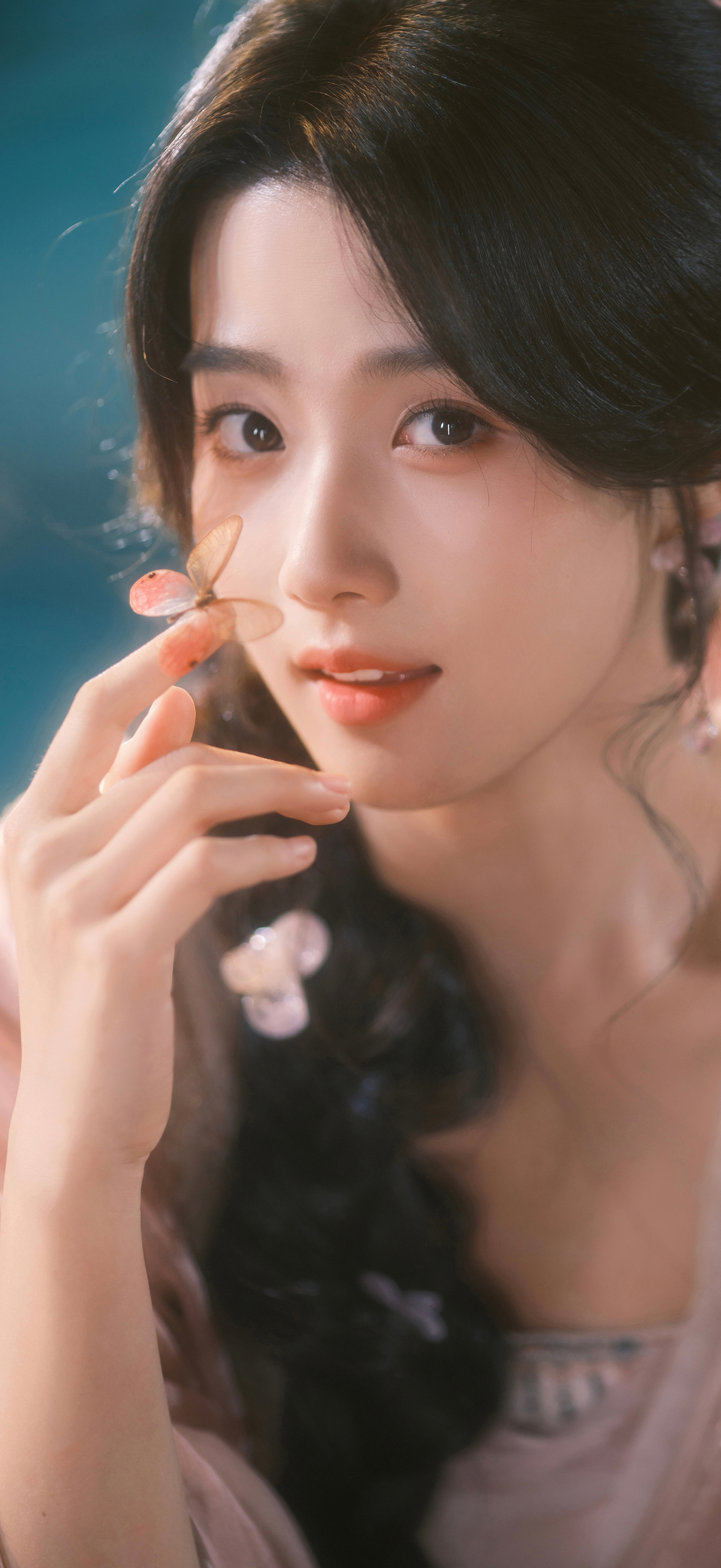 卢昱晓手持蝴蝶4K竖屏高清手机壁纸(1767x3840)下载 卢昱晓手持蝴蝶4K竖屏高清手机壁纸(1767x3840)下载