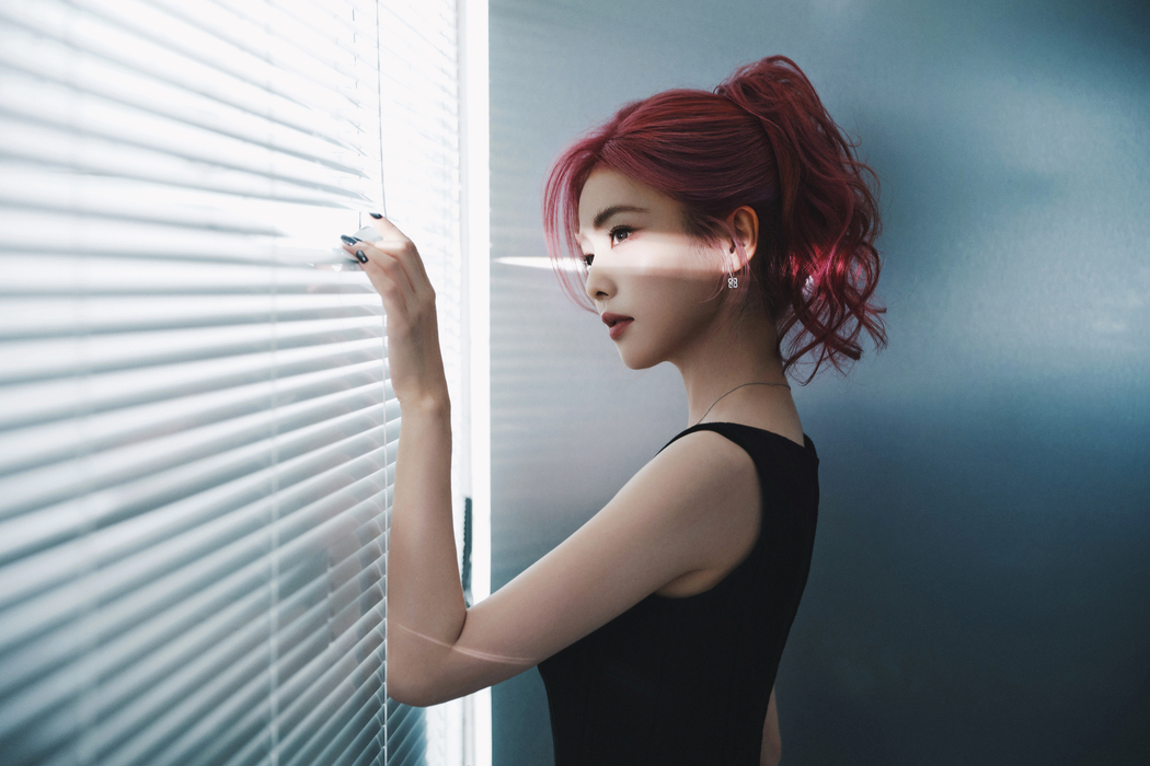 白鹿倚窗光影交织 4K超清美女壁纸3840x2560下载