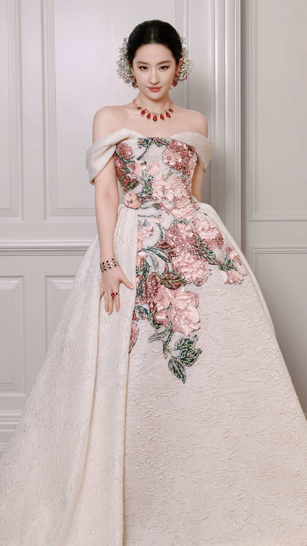 刘亦菲鲜花礼服造型4K竖屏高清手机壁纸2160x3840下载