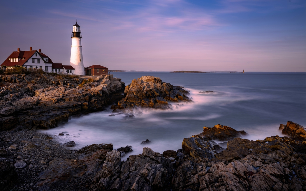 海岸日落时分灯塔旁房屋景 5120x3200超清5K风景壁纸下载