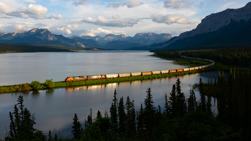 4K高清,自然风光集萃,山脉湖水森林与列车交织的壁纸3840x2160下载 4K高清,自然风光集萃,山脉湖水森林与列车交织的壁纸3840x2160下载