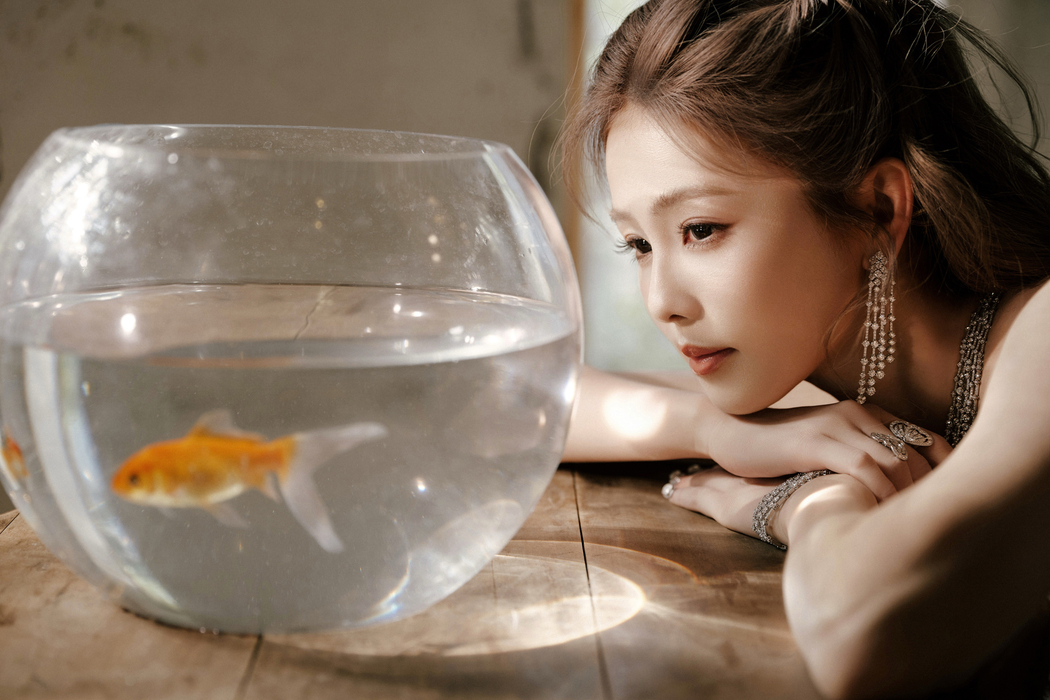 白鹿与水缸鱼主题4K超清美女壁纸3840x2560下载