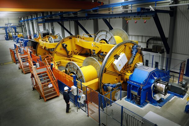 机械工厂的流水线