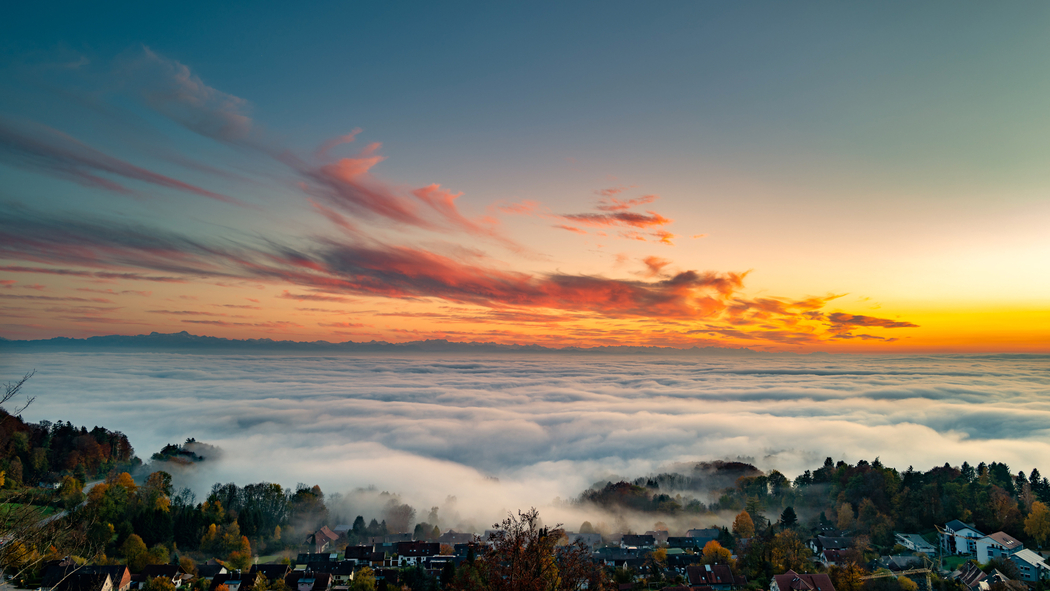 4K高清远景壁纸，自然风景中树木、天空、云海与村庄的绝美融合3840x2160下载